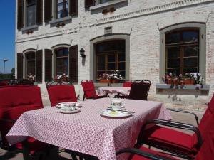 埃里斯基尔希兰德豪斯维尔四季酒店的露台上一张桌子和粉红色的桌布