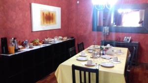 福恩吉罗拉Los Girasoles的一间用餐室,配有一张带白色桌布的桌子