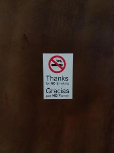 恩塞纳达港Adanesne Apartments的感谢没有吸烟者没有转弯的标志