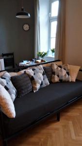 布尔诺Apartment Úvoz Street 64的客厅配有带枕头的沙发。