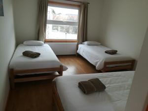 纳塔列斯港Hostal Camino de Santiago的客房设有两张床和窗户。