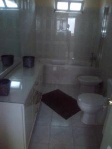 塔拉法尔Casa Mendes的带浴缸、卫生间和盥洗盆的浴室