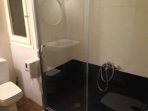 德拉塞尔瓦港德国旅馆的浴室设有玻璃淋浴间和卫生间