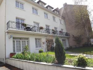 拉罗什波赛拉罗舍波赛欧罗巴酒店的带阳台和植物的白色房屋