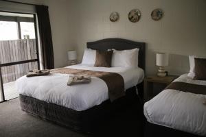 费尔利Mackenzie Motels的酒店客房,配有两张带毛巾的床