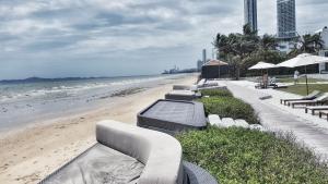 乔木提恩海滩Veranda Pattaya by Lux的海滩上一排白色躺椅