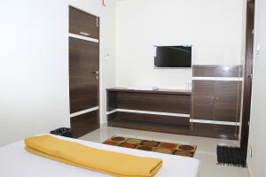 库姆巴科纳姆Mp Residency的浴室设有床和电视。