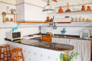 Puebla de BenifasarLa CasetA的厨房配有台面和微波炉