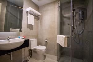 乔治市Wifi精品酒店的浴室配有卫生间、盥洗盆和淋浴。
