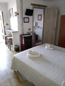 奥列纳B&b barbaricino iun F1442的卧室配有白色的床和2条毛巾