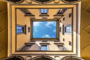 佛罗伦萨帕拉索雷蒂夫德波卡住宅酒店的从大楼内可以欣赏到天空的景致