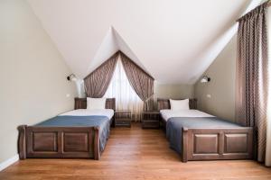 克洛佩夫尼茨基古苏达尔酒店的一间卧室设有两张床和窗户。