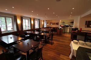 欧博比皮宾龙酒店的一间带木桌椅的餐厅和一间厨房