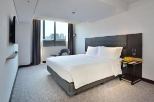 香港君立酒店的酒店客房,配有床和一张带水果的桌子