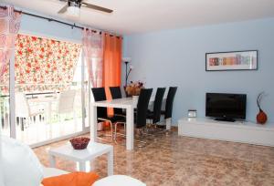 圣安德烈斯-德利亚瓦内拉斯Apartment Llavaneres I的客厅配有桌椅和电视。