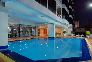 曼谷泰攀酒店 - SHA Plus Certified的大楼里的一个大型蓝色游泳池
