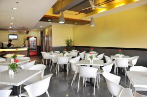 Express Inn Cebu Mabolo餐厅或其他用餐的地方