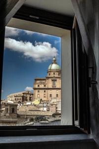皮亚扎-阿尔梅里纳Xenía B&B的从窗户可欣赏到建筑的景色