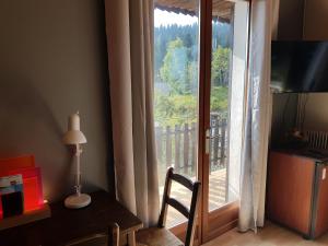 拉博莱讷韦聚比舍莫阿酒店的客房设有桌子和享有美景的窗户。