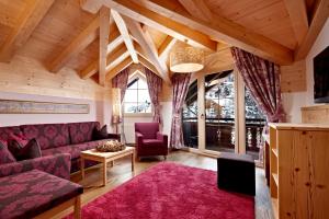 克尼格利斯滕Biohotel Castello Königsleiten的客厅配有紫色沙发和窗户