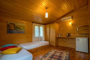 契拉勒巴拉卡住宿酒店的木制客房内的一间卧室,配有一张床