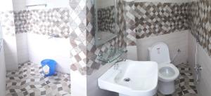 大吉岭White Tara home stay的浴室配有白色卫生间和盥洗盆。
