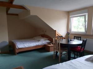格兰德冯泰尼多农山酒店的卧室配有1张床、1张桌子、1张床和1张桌子及椅子