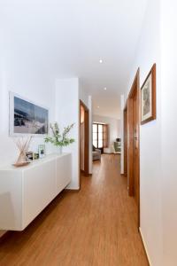 塞拉圣布鲁诺Lasi house的客厅拥有白色的墙壁和木地板。