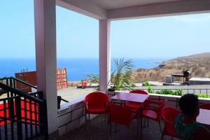 圣菲利佩Hotel Miramar Fogo Brava的海景阳台上的桌椅