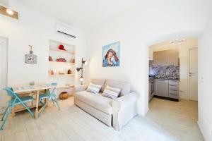 帕尔马Burò Bed & Relax的客厅配有白色的沙发和桌子