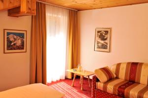 索尔达Hotel Sport Robert的酒店客房设有沙发和窗户。