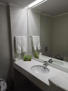 斯维伦格勒帕睿希酒店的一间带水槽和大镜子的浴室