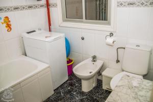 拉斯加莱塔斯Comfortable flat in El Fraile的白色的浴室设有卫生间和水槽。
