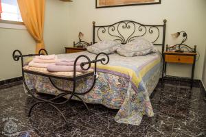 拉斯加莱塔斯Comfortable flat in El Fraile的一间卧室配有一张带粉红色毯子和枕头的床。