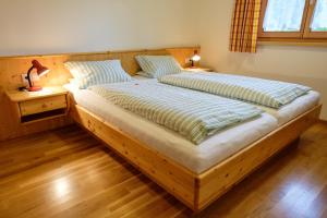 施伦斯加斯豪斯哈斯堡酒店的铺有木地板的客房内一张大型木制床
