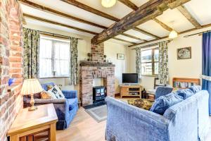 MeifodBwthyn Banw的客厅配有蓝色家具和砖砌壁炉