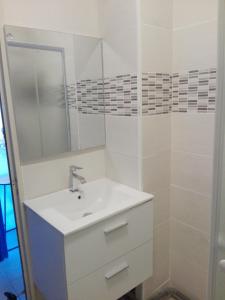 桑斯Zen attitude Appt 127的白色的浴室设有水槽和镜子