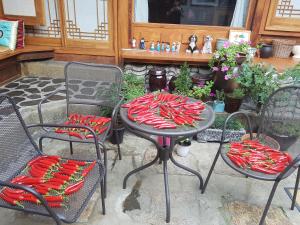 首尔达雅延韩屋公寓的一张桌子和椅子,上面有辣椒