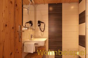 费斯恩卡瑟尔全景酒店的浴室设有白色水槽和镜子