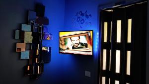 米兰Inna Best House的客房内的蓝色墙壁上配有电视
