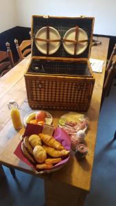 Laag-SoerenDe Priesnitzhoeve的一张桌子,上面有篮子和一盘食物