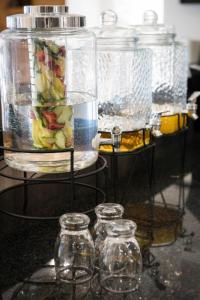 布隆方丹@Greys Guesthouse的一组玻璃瓶,上面有水果放在桌子上