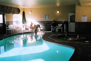 西塞德河流潮汐套房酒店的游泳池,有人在里面玩