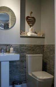 艾尔No27 Ayr Beach - Coorie Doon Stays的一间带卫生间、水槽和镜子的浴室