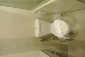 素叻S塔拉大酒店的墙上有白色小便室的浴室