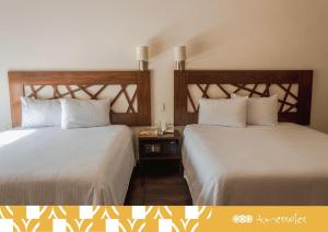 马德罗城Hotel Tres Soles的卧室内两张并排的床
