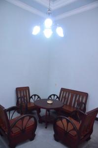 外南梦番禺民宿的用餐室配有桌椅和灯具