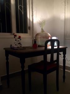 锡拉奥Ti case en l'air的桌子上摆着椅子和花瓶