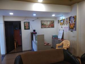 潘达尔普尔Balaji Lodging的带沙发和书桌的客厅