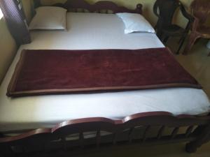 马迪凯里Coorg villas的一张床上的密闭,上面有一条红毯